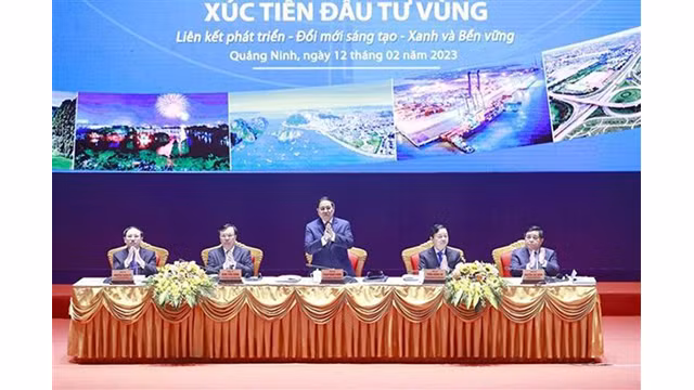 Le Premier ministre Pham Minh Chinh (debout) lors de la conférence. Photo : VNA. 