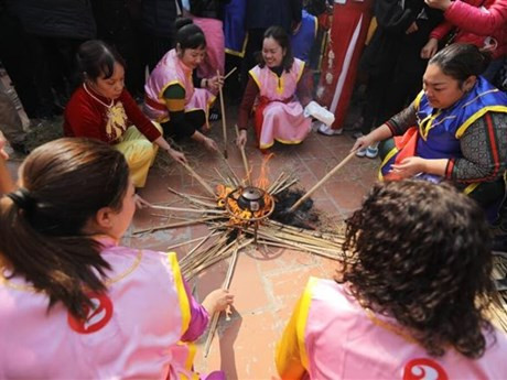 Des femmes font cuire le riz. Photo: CVN/VNA