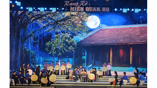 Une performance dans le cadre du programme artistique organisé en 2019 pour célébrer le 10e anniversaire du chant alterné (quan ho) de Bac Ninh devenue le patrimoine culturel immatériel représentatif de l'humanité. Photo : NDEL.