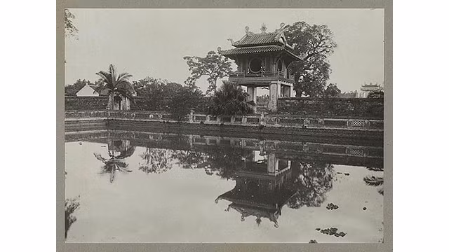 Le Pavillon de la constellation des lettres au Van Miêu-Quôc Tu Giam et le puits de Thiên Quang en 1920. Photo : congthuong.com.vn