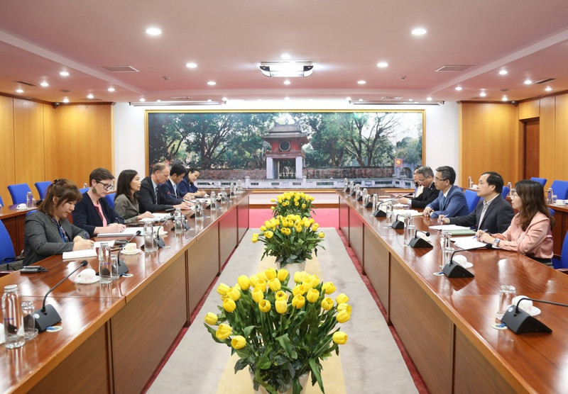 Lors de la rencontre entre le vice-ministre vietnamien des Finances, Vo Thành Hung, et la coordonnatrice résidente de l’ONU au Vietnam, Pauline Tamesis. Photo: thoidai