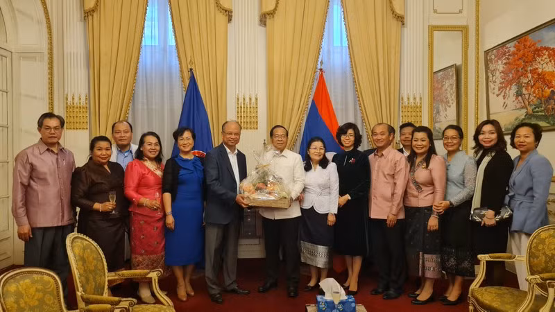 Dinh Toàn Thang adresse ses vœux de Nouvel An à l’ambassadeur laotien en France, Kham-Inh Khitchadeth, et son épouse, et à tous les employés de l’ambassade du Laos en France et leurs familles. Photo: NDEL