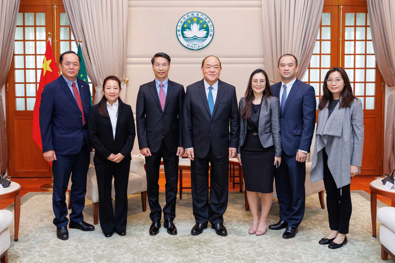 Lors de la rencontre entre le consul général du Vietnam à Hong Kong (Chine) et Macao (Chine), Pham Binh Dam, et le chef de la région administrative spéciale de Macao, Ho lat Seng. Photo: baoquocte
