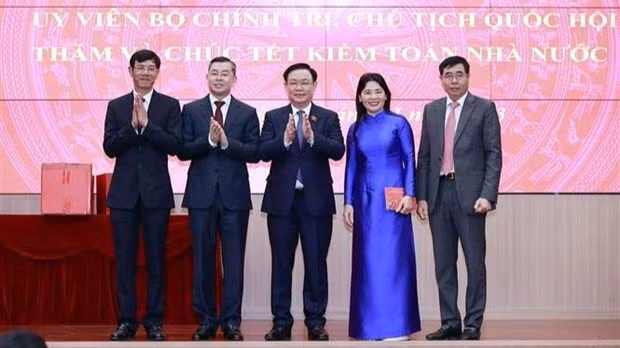 Le Président de l'Assemblée nationale (AN), Vuong Dinh Huê et les responsables de l'Audit de l'Etat. Photo : VNA