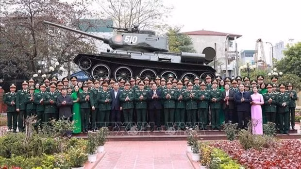 Le Premier ministre Pham Minh Chinh présente ses voeux à l’arme blindée. Photo : VNA. 