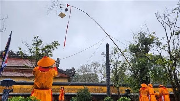 La cérémonie de retrait du Cây nêu – le mât rituel du Têt.Photo : VNA