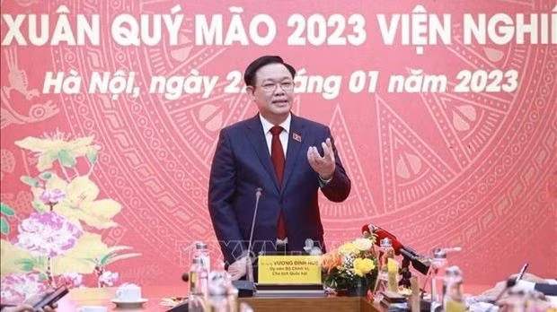 Le président de l’Assemblée nationale Vuong Dinh Huê formulant ses voeux du Nouvel An lunaire 2023 à l’Institut d’études législatives du Comité permanent de l’Assemblée nationale. Photo : VNA