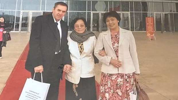 M. Michel Strachinescu et l’ancienne vice-présidente Nguyen Thi Binh à l'occasion du 40e anniversaire des Accords de paix de Paris. Photo: VNA