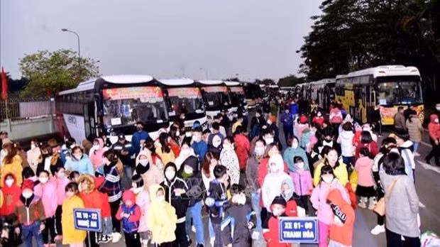 La Confédération du travail de Hanoï a organisé le programme "Soutenir les moyens de ramener chez eux des travailleurs en situation difficile pour fêter le Têt du Chat". Photo : VNA