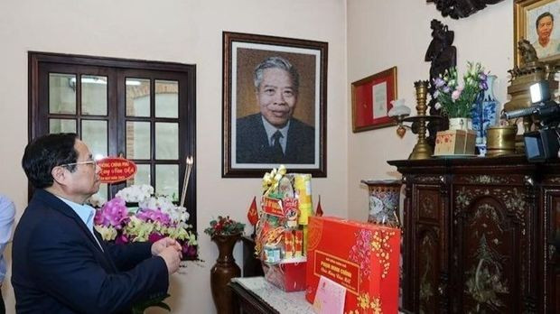 Le Premier ministre Pham Minh Chinh offre de l’encens à la méloire de feu le président du Conseil des ministres (aujourd’hui Premier ministre) Pham Hùng (1912 - 1988). Photo : VNA.