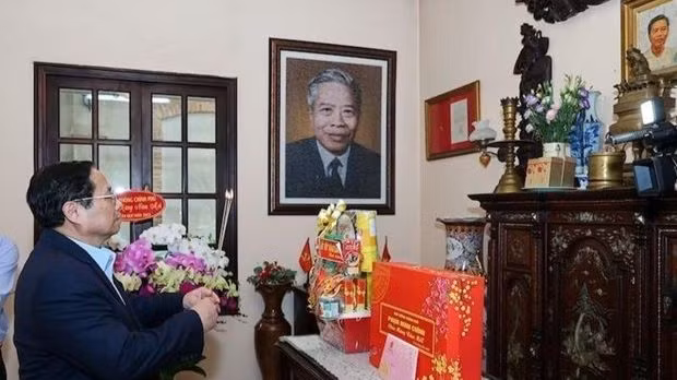 Le Premier ministre Pham Minh Chinh offre de l’encens à la méloire de feu le président du Conseil des ministres (aujourd’hui Premier ministre) Pham Hùng (1912 - 1988). Photo : VNA.