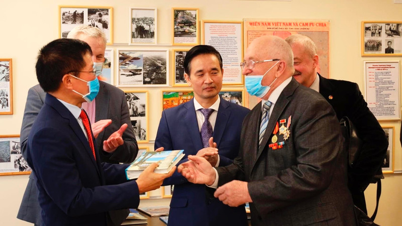 Le président de l'Association des Vietnamiens de la province de Sverdlovsk, Lê Thành Dô (au milieu) et une délégation d'anciens combattants de la région de l'Oural visitant la salle d'exposition. Photo : Association des Vietnamiens dans la province de Sverdlovsk.
