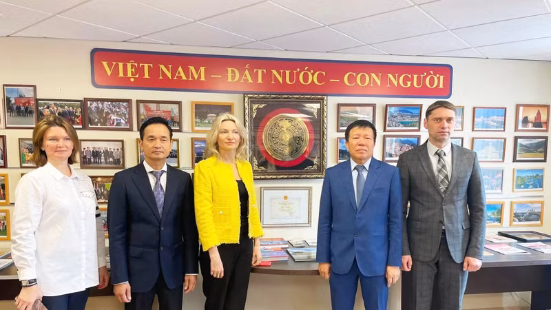 La salle d'exposition « Vietnam, pays et son peuple » à l'espace culturel du complexe commercial de Hanoi. Photo : Association des Vietnamiens dans la province de Sverdlovsk.