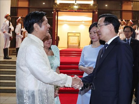 Le Président vietnamien Vo Van Thuong (à droite) et son épouse font leur adieu au président philippin Ferdinand Romualdez Marcos Jr. et à l’épouse de celui-ci, à Hanoi, le 30 janvier. Photo : VNA.