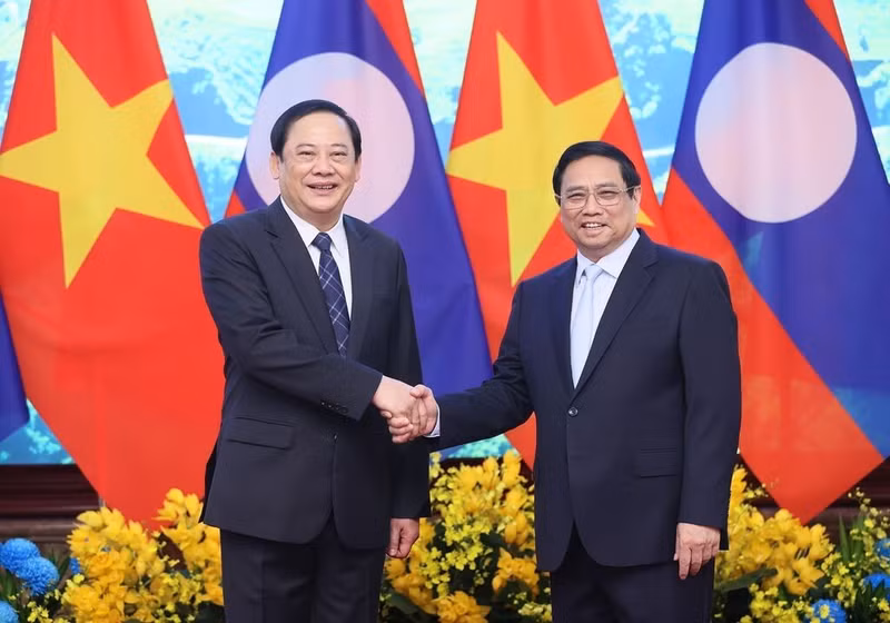Le Premier ministre vietnamien, Pham Minh Chinh (à droite) et son homologue lao, Sonexay Siphandone, le 6 janvier à Hanoï. Photo : VNA.