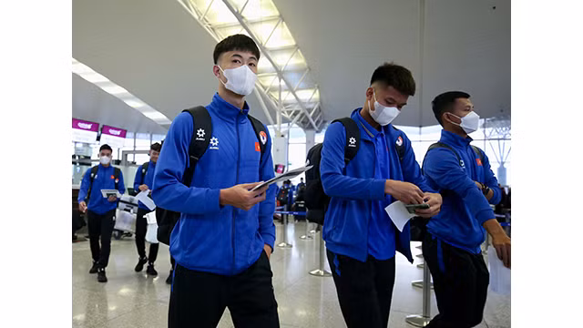L'équipe vietnamienne est arrivée le matin du 5 janvier à l'aéroport international de Nôi Bài. Photo : hanoimoi.vn