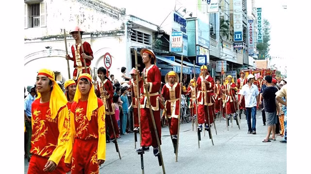 Le rite traditionnel lors de la fête de la maison communale de Châu Phu. Photo : mia.vn