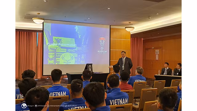 Une séance de travail avec l'équipe vietnamienne pour faire connaître le contenu important du règlement des matches. Photo : baoquocte.vn