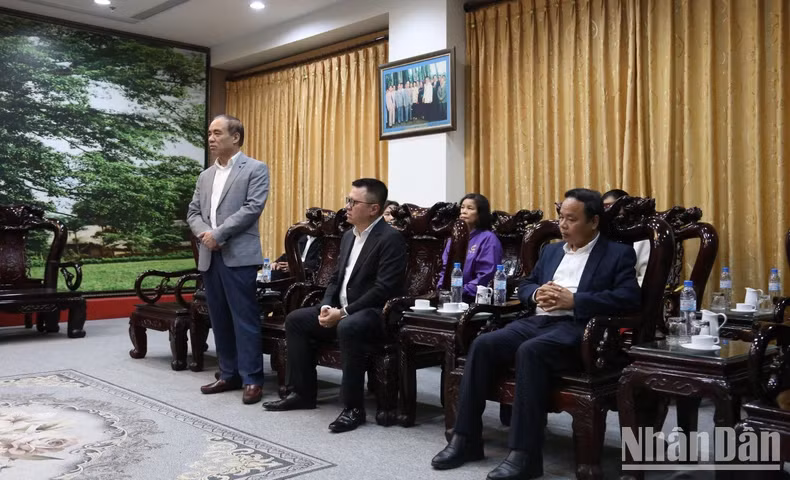 Châu Van Lâm, membre du Comité central du Parti, secrétaire du Comité provincial du Parti, chef du groupe de députés de la province de Tuyên Quang à l'Assemblée nationale s'exprime lors de l'événement. Photo : NDEL.