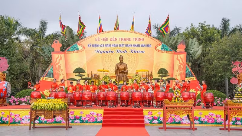 La fête du Temple du lettré Trang Trinh Nguyên Binh Khiêm pour commémorer le 438e anniversaire de sa mort dans la zone de vestige spécial national qui lui est dédié au village Trung Am, province de Hai Phong. Photo : VOV.
