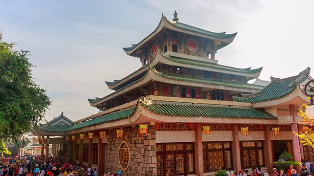 Le temple Bà Chua Xu de la montagne Sam à Châu Dôc est l’un des plus grands temples d’An Giang. Photo : mia.vn
