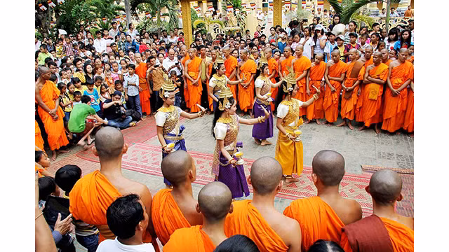 Le rite de la fête Chol Chnam Thmay se tient très solennellement dans les temples khmers. Photo: mia.vn