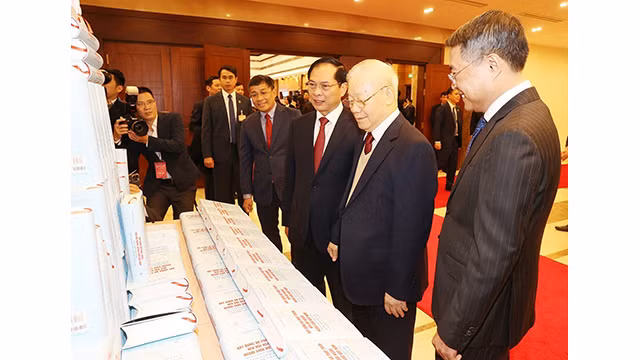 Le Secrétaire général du Parti, Nguyên Phu Trong, lors de la cérémonie de lancement du livres sur la diplomatie vietnamienne à la 32e Conférence diplomatique. Photo: VNA.