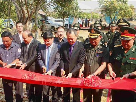 Lors de la cérémonie inaugurale du bâtiment destiné à préserver les restes des soldats volontaires vietnamiens qui ont donné leur vie pendant la guerre au Cambodge. Photo : VNA