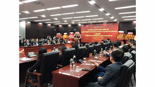 La cérémonie d'annonce de la décision de fonder le Centre de recherche et de formation en conception de circuits intégrés et en intelligence artificielle (DSAC) Dà Nang. Photo : vneconomy.vn