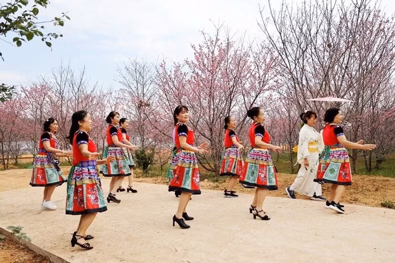Les touristes sur l'île aux fleurs de Pa Khoang. Photo : NDEL. Les touristes sur l'île aux fleurs de Pa Khoang. Photo : NDEL.