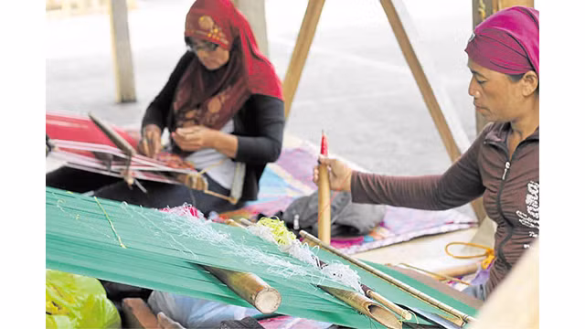 Il y a plus de 80 grands groupes ethnolinguistiques aux Philippines et chacun possède ses propres textiles traditionnels. Photo : Ambassade des Philippines à Hanoi. Il y a plus de 80 grands groupes ethnolinguistiques aux Philippines et chacun possède ses propres textiles traditionnels. Photo : Ambassade des Philippines à Hanoi.