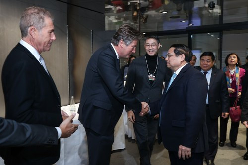 Le Premier ministre Pham Minh Chinh et les hommes d'affaires participant à la discussion. Photo: VGP/Nhat Bac