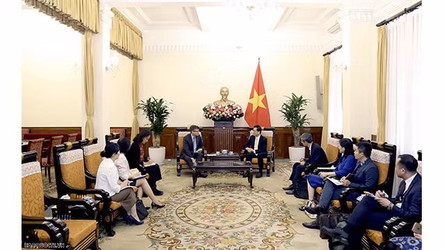 La vue générale de la séance de travail entre le vice-ministre des Affaires étrangères Hà Kim Ngoc et le représentant en chef de l'UNESCO au Vietnam, Jonathan Wallace Bake. Photo : baoquocte.vn
