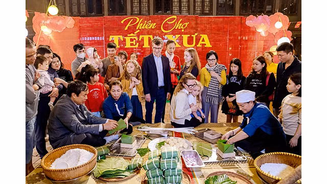 Le représentant en chef de l'UNESCO au Vietnam, Jonathan Baker, et un grand nombre d'habitants et de touristes ont visité la fête du Têt. Photo : Service du Tourisme de Ninh Binh.