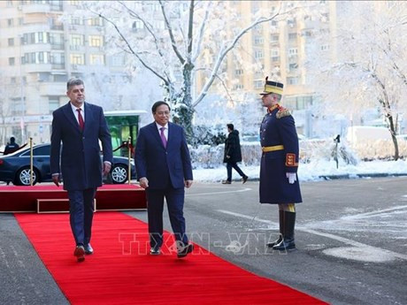 Le Premier ministre Pham Minh Chinh (droite) et son homologue roumain Ion-Marcel Ciolacu. Photo: VNA
