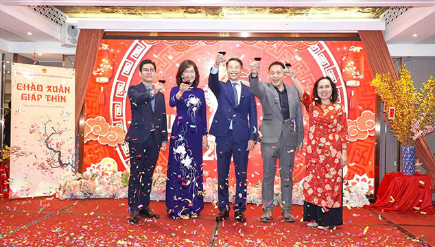 Le consul général Pham Binh Dàm et les délégués lors du Têt communautaire de l'année du Dragon 2024. Photo : baoquocte.vn