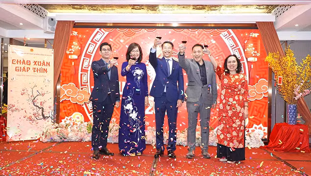 Le consul général Pham Binh Dàm et les délégués lors du Têt communautaire de l'année du Dragon 2024. Photo : baoquocte.vn