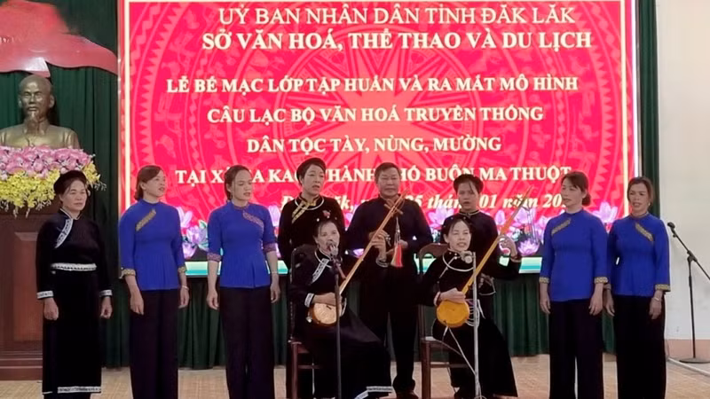 Les membres du Club de culture traditionnelle des ethnies Tày, Nùng et Mường de la commune d'Ea Kao chantent les mélodies du chant "then" de l'ethnie Tày. Photo : VOV.