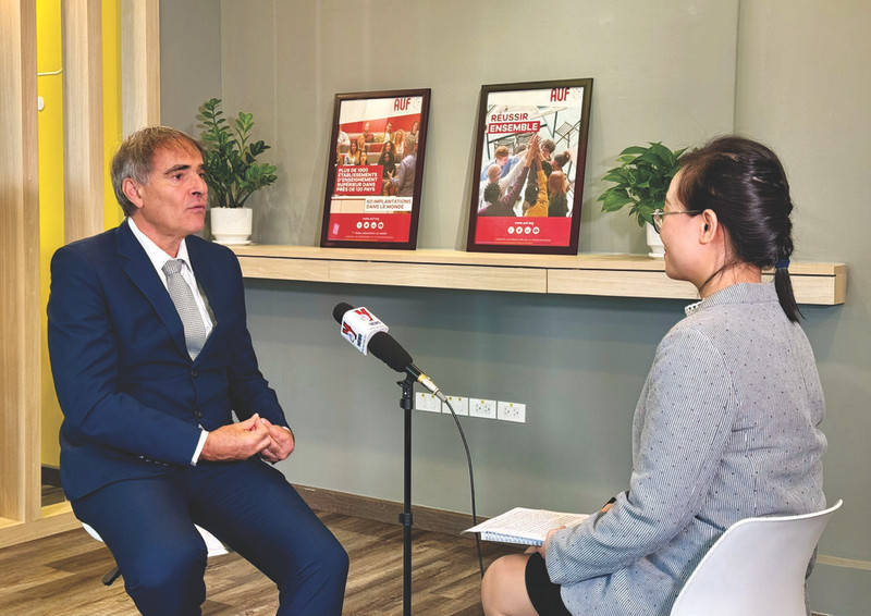 Le Prof. Laurent Sermet, directeur régional de l’AUF Asie-Pacifique, lors d’un entretien exclusif accordé au Courrier du Vietnam. Photo : Hà Quynh/CVN. 