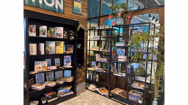 Des livres vietnamiens dans le restaurant Hanoi station - Cameleon. Photo : Association générale des Vietnamiens en Belgique