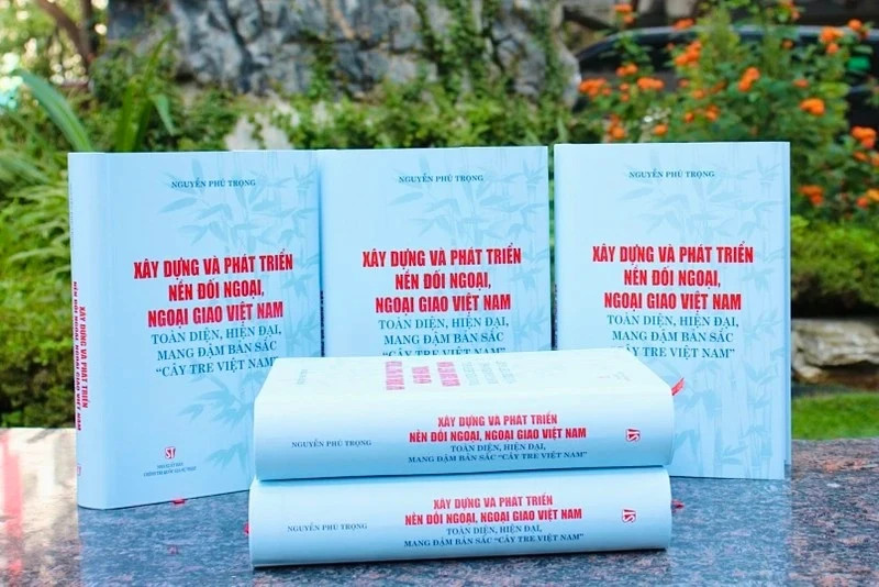 Le livre sur l’édification et le développement de la diplomatie et des affaires étrangères vietnamiennes intégrales et modernes, imprégnée de l’identité du « bambou vietnamien » du Secrétaire général Nguyên Phu Trong. Photo : NDEL.
