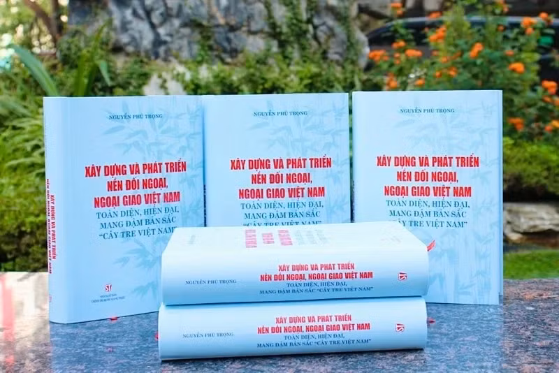 Le livre sur l’édification et le développement de la diplomatie et des affaires étrangères vietnamiennes intégrales et modernes, imprégnée de l’identité du « bambou vietnamien » du Secrétaire général Nguyên Phu Trong. Photo : NDEL.