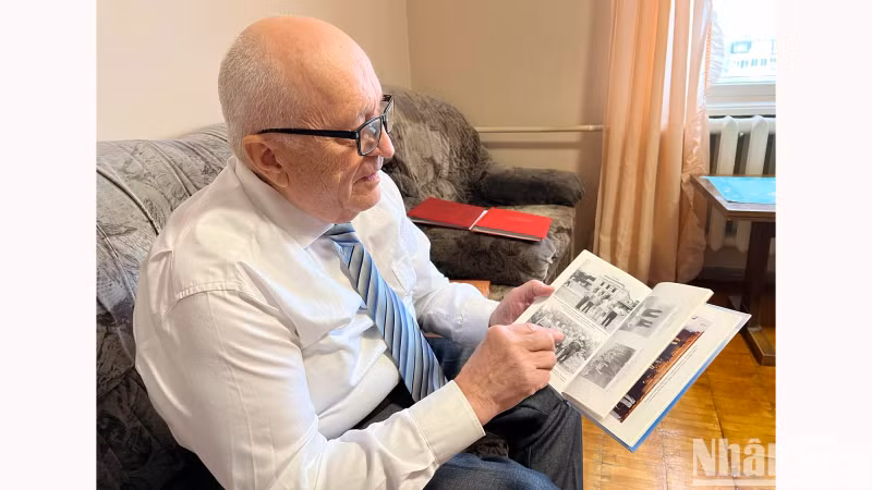 Le président de l'Association des anciens combattants russes de la région de l'Oural, Valery Skoryak, qui a travaillé au Vietnam, a partagé avec le journaliste du Journal Nhân Dân des histoires sur son soutien au service militaire au Vietnam. Photo : Xuân Hung/NDEL.