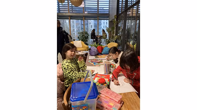 Les enfants de la deuxième génération d'une famille vietnamienne en Belgique font la lecture dans le restaurant Hanoi station - Cameleon. Photo : Association générale des Vietnamiens en Belgique