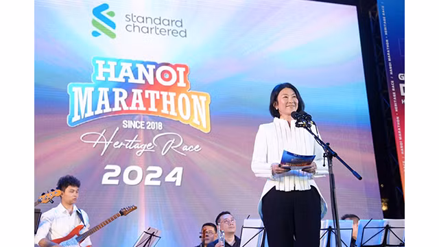 La directrice générale de la Bank Standard Chartered Vietnam, Michele Wee, s'exprime lors de l'événement. Photo : daidoanket.vn
