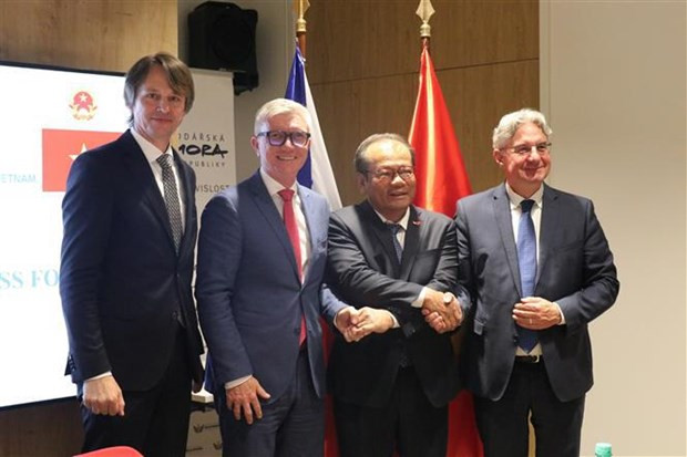 L'ambassadeur du Vietnam en République tchèque, Thai Xuân Dung (2e, droite) et le vice-ministre de l'Industrie et du Commerce Edvard Kozusnik, le président de la Chambre de Commerce tchèque, Zdenek Zajicek et Jan Zahradil, membre du Parlement européen. Photo : VNA. 