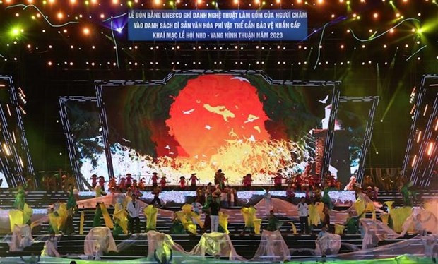 La cérémonie de réception du Certificat d'inscription par l'UNESCO de l'art de la poterie des Cham sur la Liste du patrimoine immatériel nécessitant une sauvegarde urgente et d'ouverture du Festival du raisin et du vin de Ninh Thuân 202. Photo : VNA.