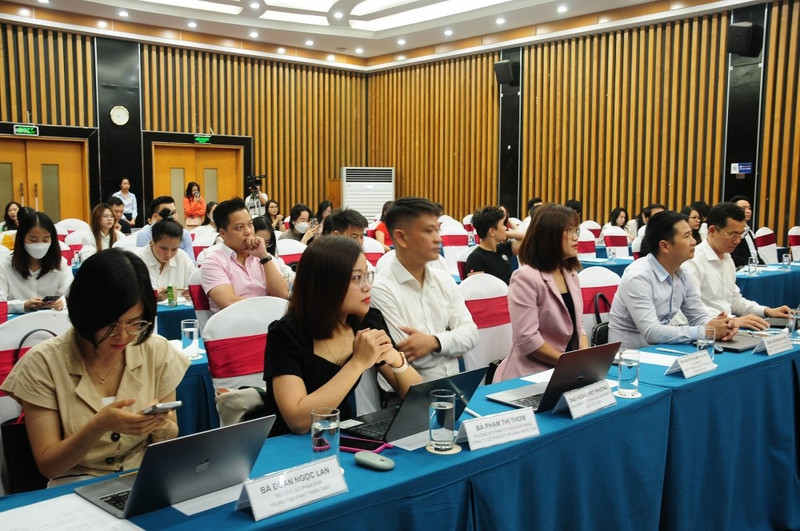 Près de 100 entreprises, coopératives, fabricants et commerçants de Hanoï ont assisté au colloque sur les compétences en matière d’exportation grâce au commerce électronique transfrontalier. Photo: congthuong