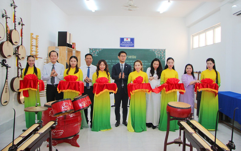Lors de la cérémonie de réception du matériel musical parrainé par le gouvernement japonais. Photo: thoidai