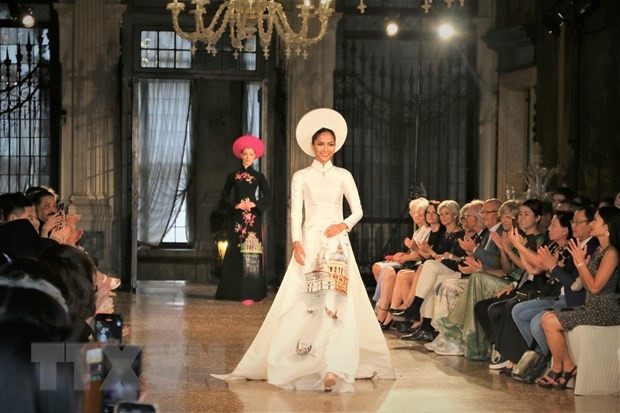 Le défilé de mode intitulé « Harmonie - Armonia » du designer Hoang Hai. Photo: VNA